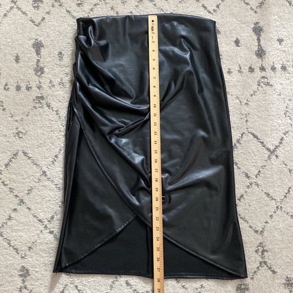 NWT Black faux leather pleather skirt tulip hem ruched side Micas brand Size L - Picture 6 of 11